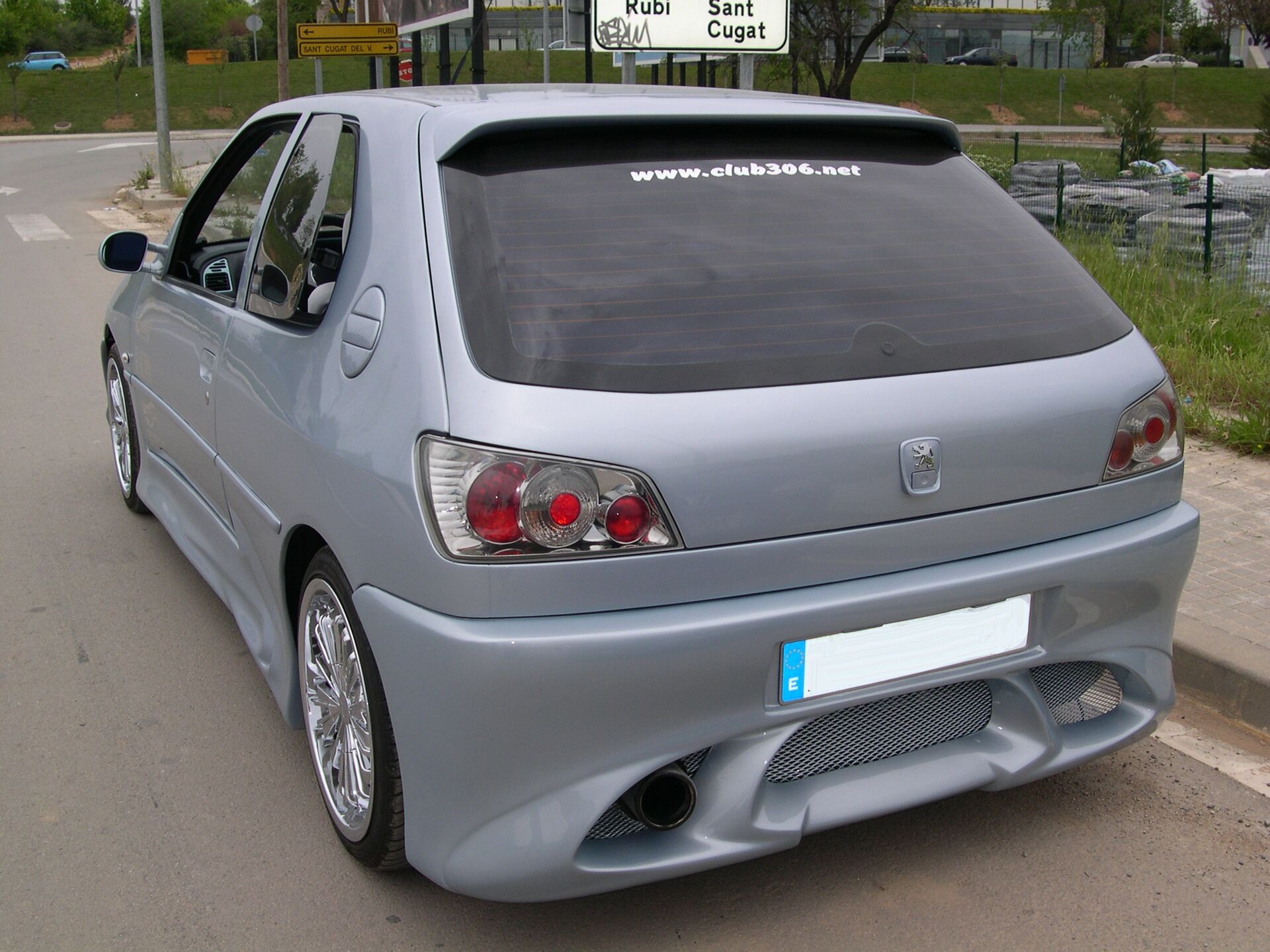 Peugeot 306 plateado modificado