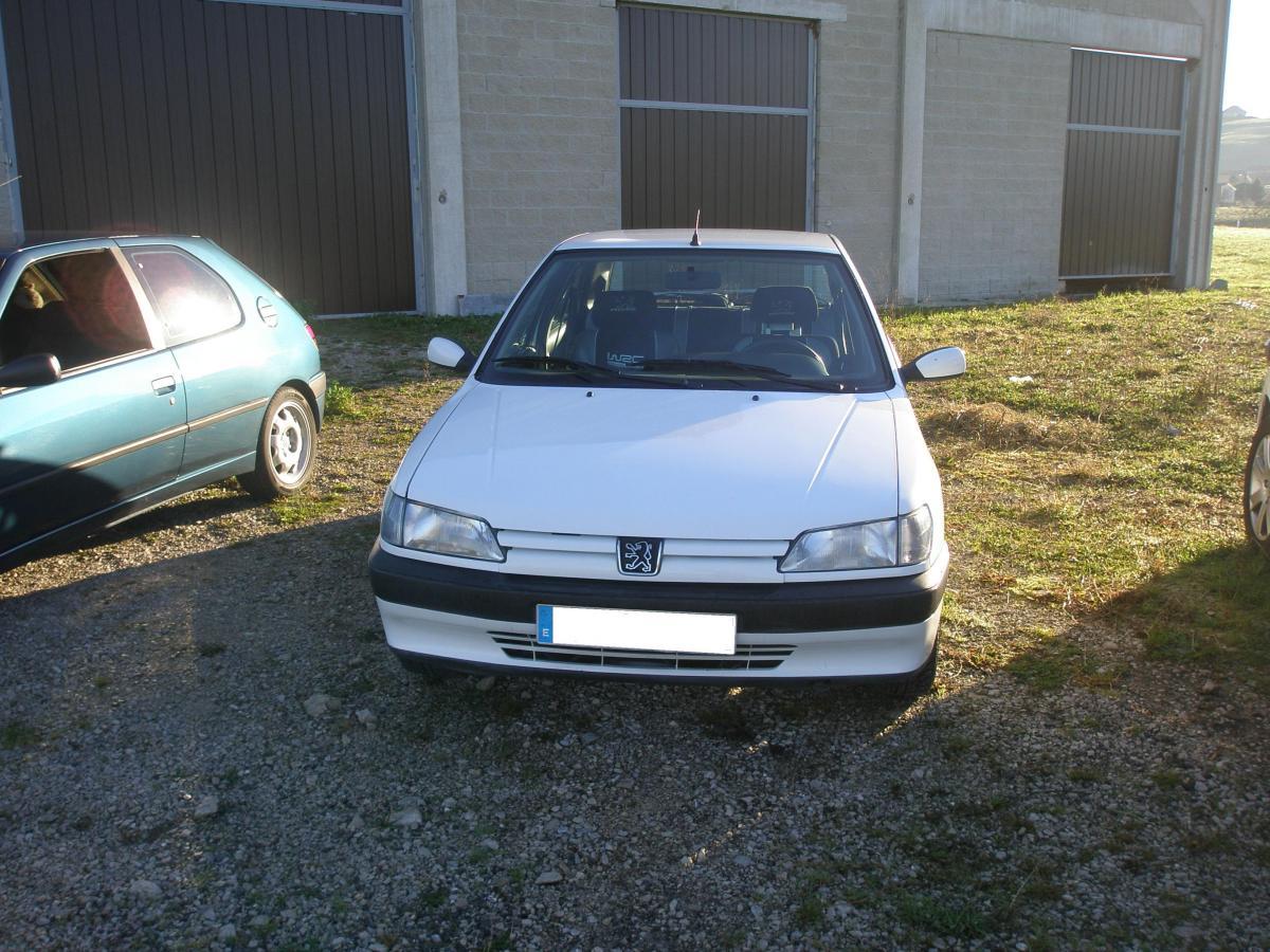 Peugeot 306 blanco en encuentro del club